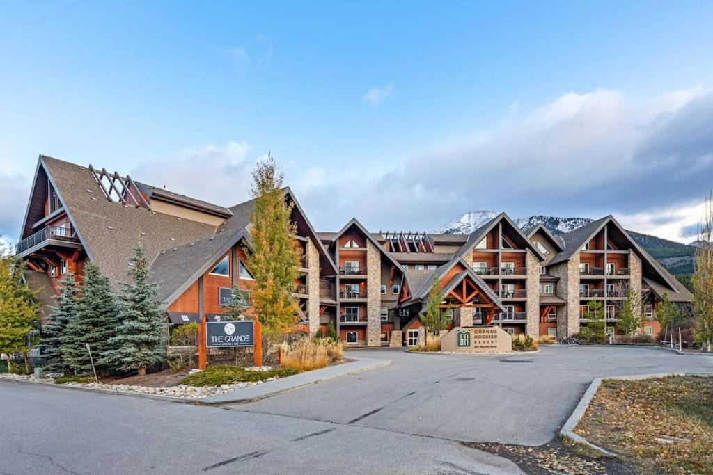 Apartamento Stunning Mountain Views - Pool&Hottub - King Bed - Bbq Canmore Exterior foto