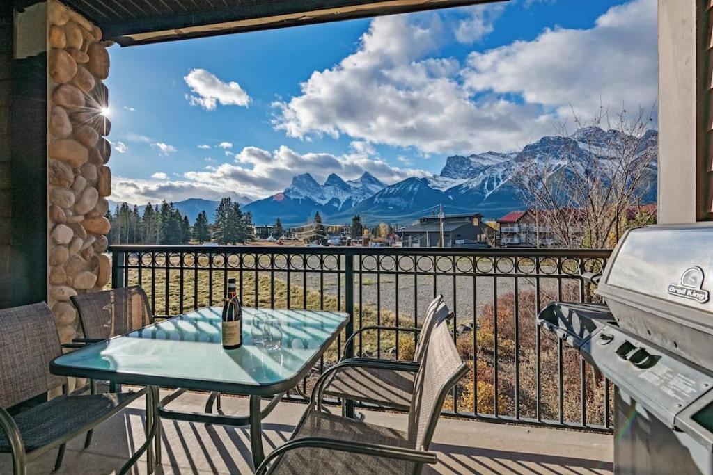 Apartamento Stunning Mountain Views - Pool&Hottub - King Bed - Bbq Canmore Exterior foto