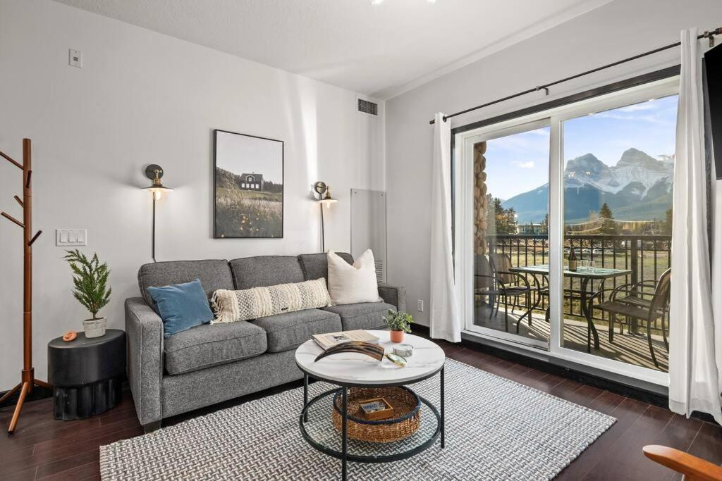 Apartamento Stunning Mountain Views - Pool&Hottub - King Bed - Bbq Canmore Exterior foto