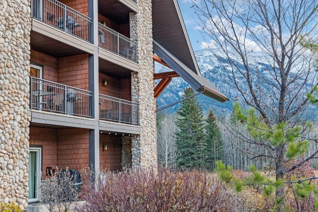 Apartamento Stunning Mountain Views - Pool&Hottub - King Bed - Bbq Canmore Exterior foto