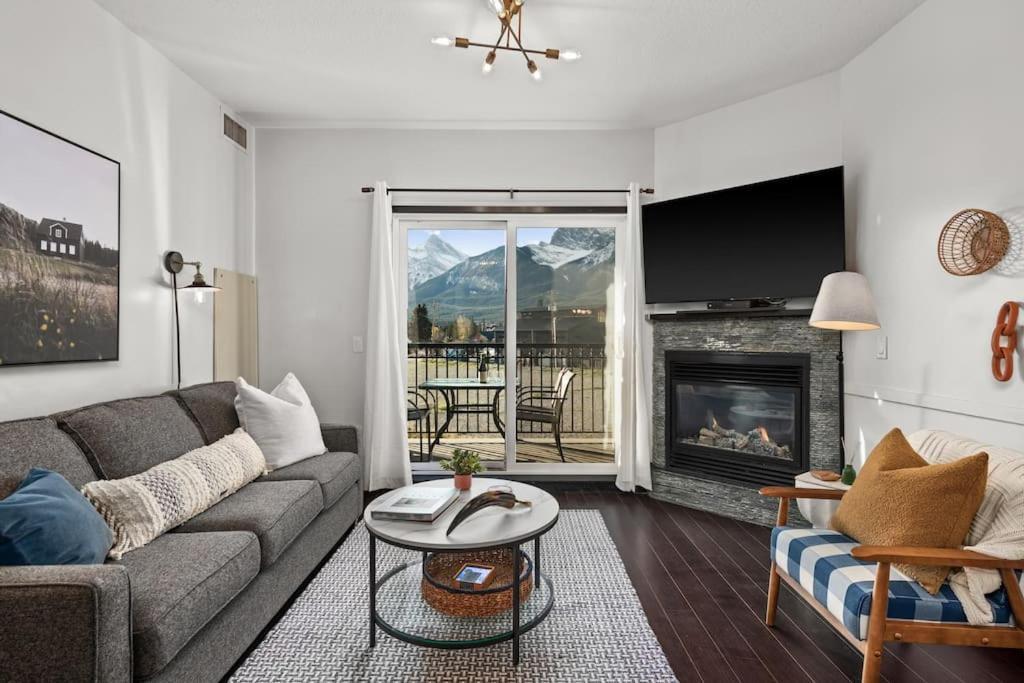 Apartamento Stunning Mountain Views - Pool&Hottub - King Bed - Bbq Canmore Exterior foto